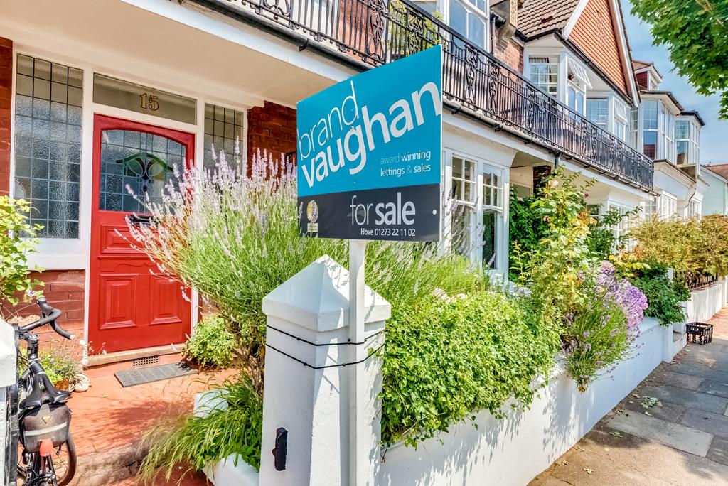 lyndhurst road family lifestyle With space in abundance; high ceilings, generous room proportions and a wealth of original features, this substantial home is ideal for both entertaining and raising a
