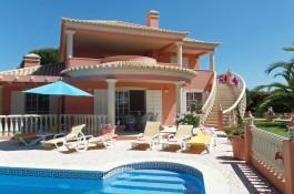 furnished villa is located near Porches in a very popular residential complex, quiet at the end of a cul-de-sac.