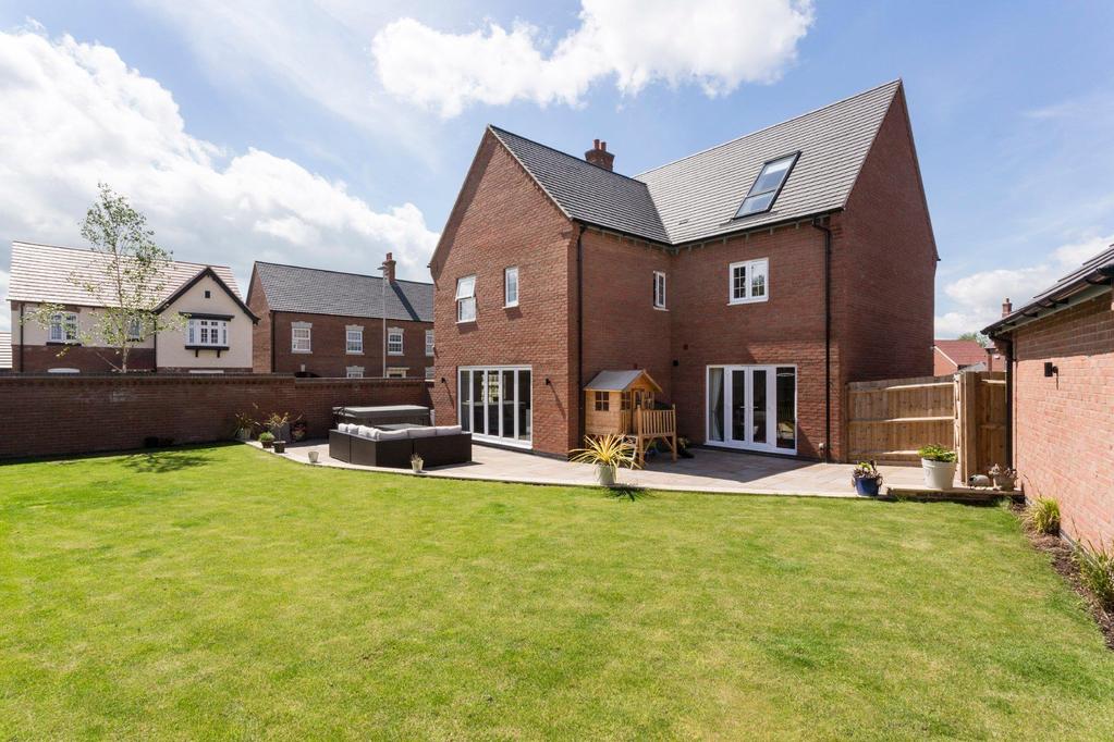 Woodstone Lane Ravenstone, Leicestershire, LE67 2DR 525,000 A quite outstanding five bedroom, three storey modern family home of style and sophistication.
