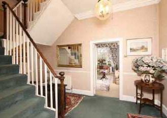 25 miles Luton Airport 8 miles GROUND FLOOR, Entrance Hall, Living Room, Drawing Room, Inner Hallway, Dining