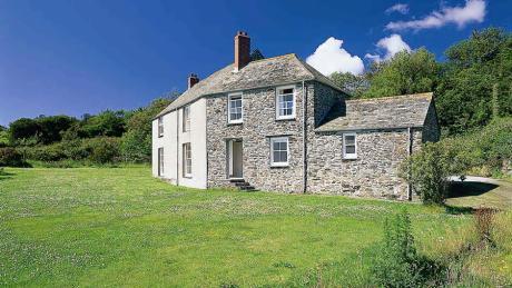 National Trust Cottages Access Statement Caragloose Farm House Veryan TR2 5PH Ref: 011076 Introduction Caragloose Farm House is a two storey cottage located near Nare Head.