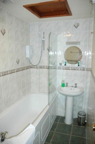 tiled en-suite shower room comprising a