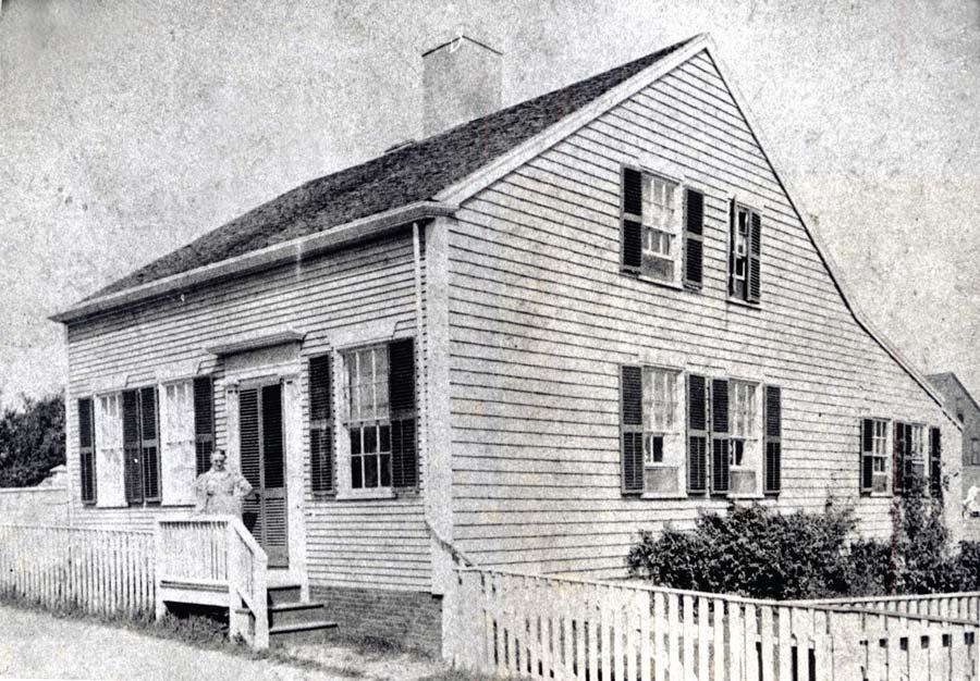 A late-nineteenth-century view of 5 Vestal with an unidentified woman on the stoop 5 Vestal Street Hezekiah Paddack (1794 1882) probably built this one-and-three-quarter-story house at 5 Vestal