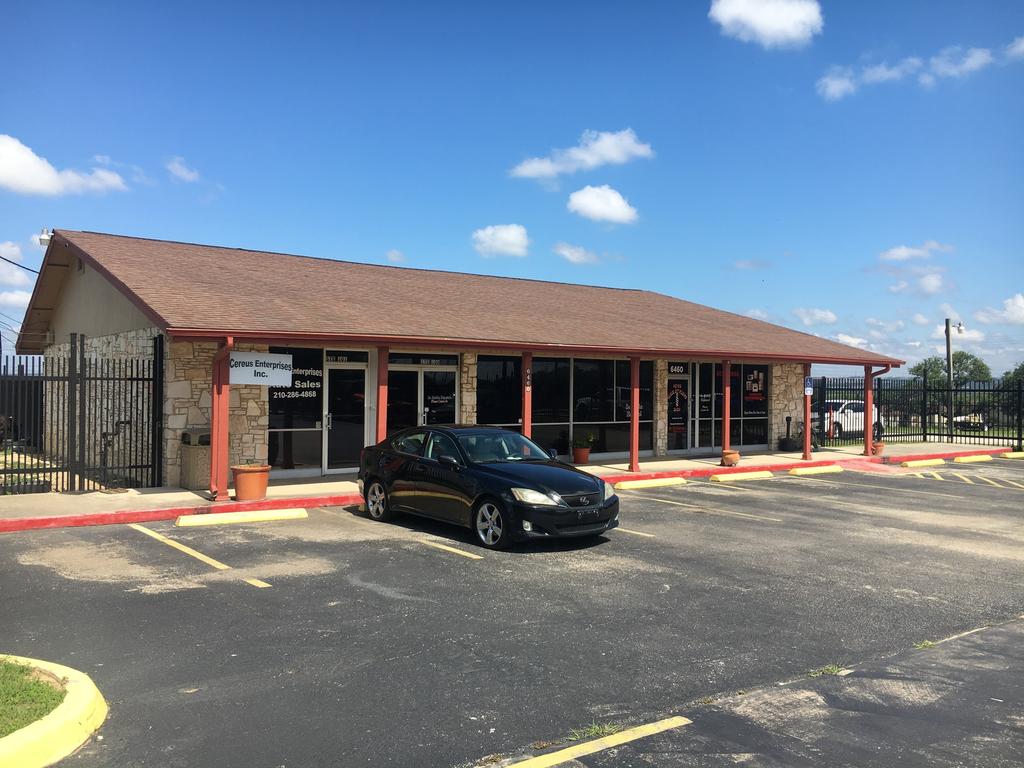 RETAIL FOR LEASE PROPERTY OVERVIEW AVAILABLE SF: 504-1,656.9 SF PARKING RATIO: 7/1000 YEAR BUILT: 1974 LEASE RATE: $16.00 SF/Yr (NNN) Previous tenants were barber shop and jeweler.