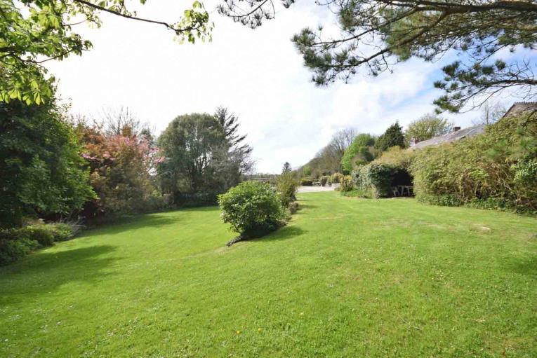 7 GARDENS AND GROUNDS Lanhainsworth Farm is situated towards the very end of a no through road and enjoys a high degree of privacy with ample