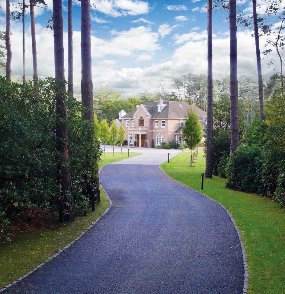 Situation Camus is situated in a very private and secluded setting off Hatton Hill, one of the most prestigious roads in Windlesham.
