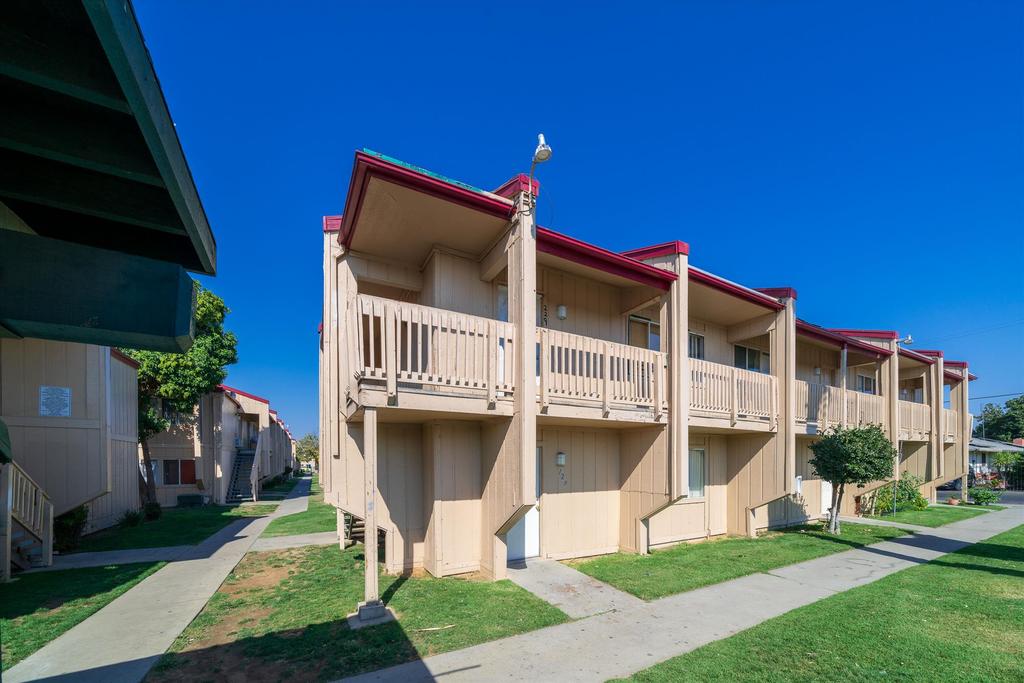 PROPERTY DESCRIPTION Location & Financing Villa Primavera is located in a strong Fresno rental market and is close to Fresno State University, Duncan Polytechnical High School, Irwin O.