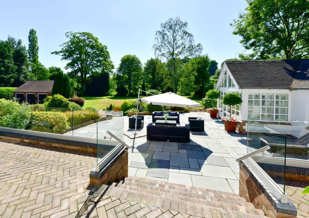 RYTON COURT RYTON SHIFNAL SHROPSHIRE TF11 9JN An outstanding country residence with beautifully presented accommodation and charming gardens of almost an