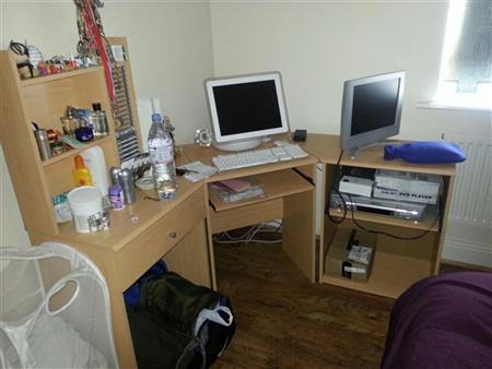 Furnishings (Bedroom) Work station.1 x Apple computer.