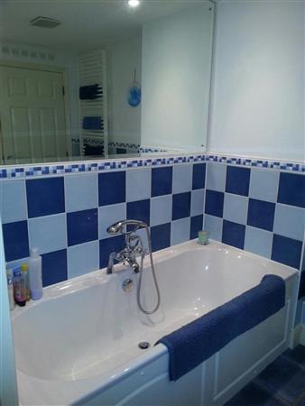 13:26:52 GMT Suites (Bathroom) White bath with chrome