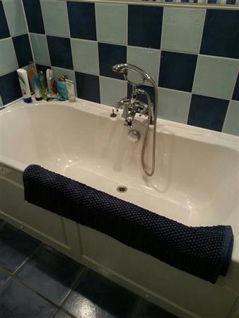 10/11/2013 13:26:59 GMT White toilet pan White bath tub.