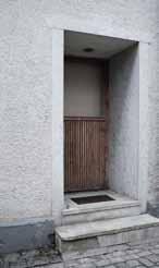The nisch protects people and the wooden door from rain, snow and wind.