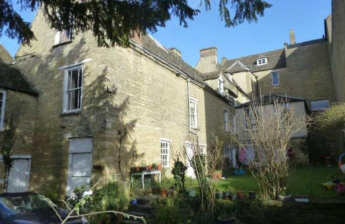 Manchester House 5 Market Place Chipping Norton Oxon OX7 5NA A SUBSTANTIAL LISTED PERIOD TOWN HOUSE WITH GREAT POTENTIAL INCORPORATING A LET SHOP AND AN OUTBUILDING WITH CONSENT TO CREATE TWO