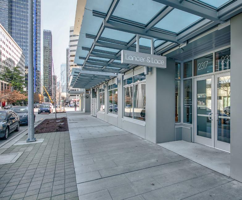 is Seattle s premier condo project and encompasses an entire city block and includes 26,000 square feet of street level retail space as well as two 41-story residential towers with 707 luxury condo