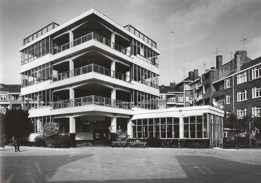 Groupe Scolaire Karl Marx in Villejuif (Lurçat, 1929-33) and Open-air school in Amsterdam (Duiker, 1927-30) In Portugal, during the twentieth-century, it is possible to identify different periods in