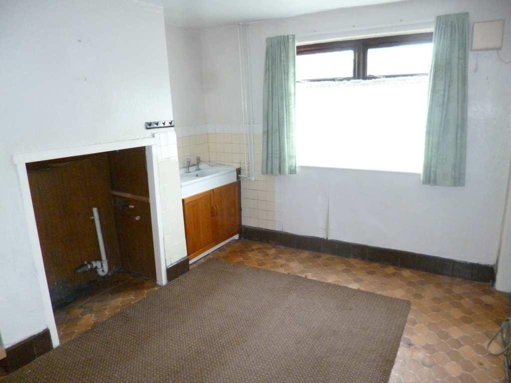 940m (3 10 x3 1 ) Carpeted with staircase leading to first floor. Smoke alarm. Kitchen-3.085m x 3.