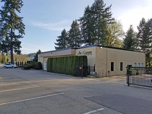 8,885 Year Built: 980 $8.00 High-image ±8,885 SF mixed use building with retail, $0.5 $,8 office, showroom & warehouse space. Zoned GB. Building signage available. Fenced area for parking.