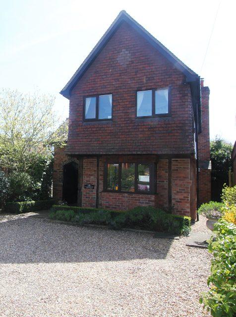 Oldewood Cottage 22a Reading Road Pangbourne Berkshire Fantastic family accommodation in the