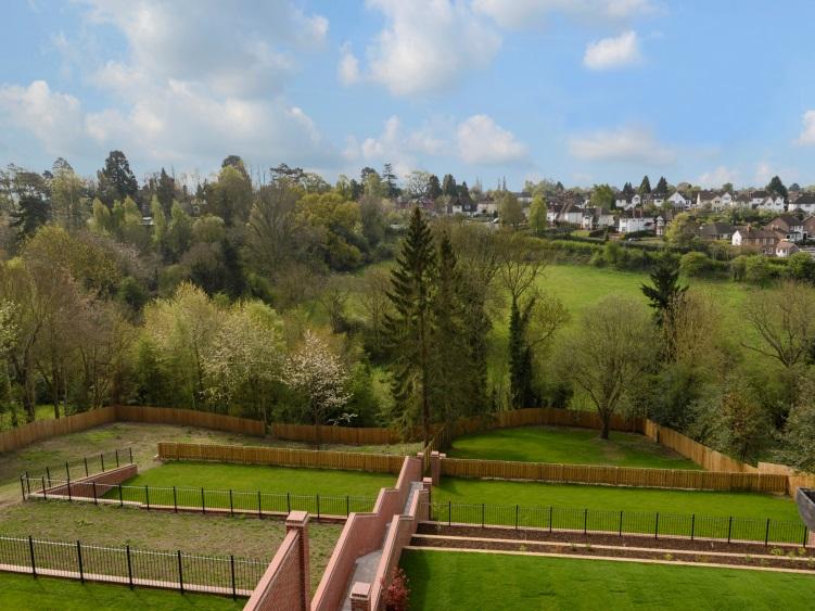 Situation Situated in one of Shrewsbury s most popular residential streets, 5 Chandlers Mansion is elevated above the beautiful Kingsland Valley.