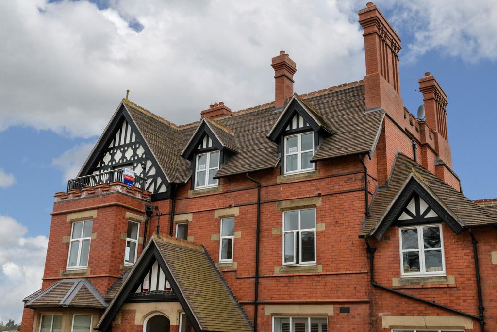 5 Chandlers Mansion 33 Kennedy Road, Shrewsbury SY3 7AA A superb three bedroom penthouse apartment set in the premier residential area of Shrewsbury with amazing views over
