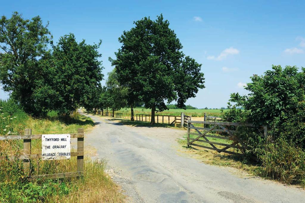 Land off Mill Lane Twyford, Buckinghamshire, MK18 4HA An equestrian development opportunity with an all weather gallop Bicester 8 miles, Buckingham 8 miles, Milton Keynes 20 miles, Oxford 24 miles