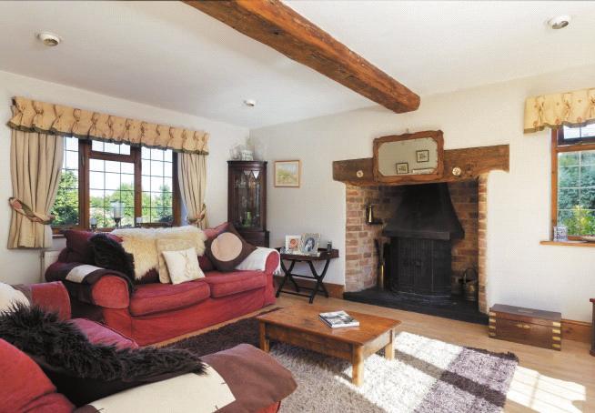 Situation Oakham Lodge is positioned in semi rural location with far reaching views, on the edge of the popular Cotswold village of