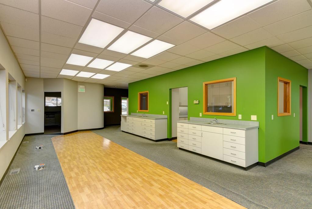 SUITE 140 : LARGE PROFESSIONAL OFFICE - 1,940 SF 114 W.