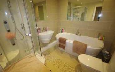 EN SUITE LUXURIOUS BATHROOM/WC High quality white suite comprising pedestal wash hand