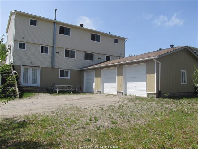 54 Pearson Dr Elliot Lake On P5A 2V6 MLS #: 2064311 Price: $228,800 Bldg House Beds: 5 Style: 2 Level Baths: 2/2 Style-Attach: Attached SqFt: 2,140 Style-Split: Tot Living: 3,140 Storeys: 2 Storey
