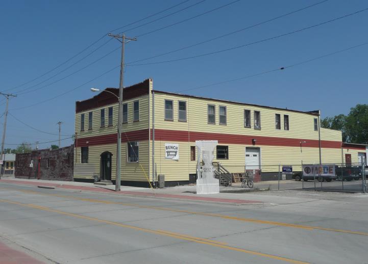 1206 11th Street Omaha, ebraska $4.15 ID GROSS Industrial warehouse located in the orth Downtown area, south of 11th & Seward Street. AGETS Kevin Stratman 402.778.7520 Jeanette Weber 402.769.