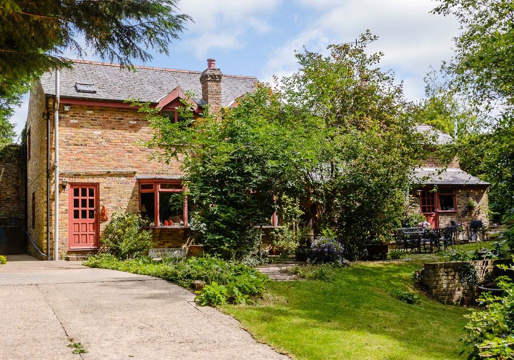 CHARACTER DETACHED HOME IN A TUCKED AWAY LOCATION THE BOTHY KINGS LANGLEY, HERTFORDSHIRE Price on application, Freehold Hall cloakroom lounge/family room office boot room living room