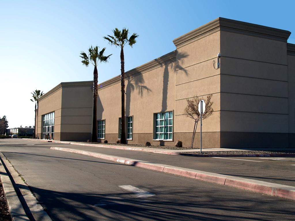 For Sale Lease Retail / Office Building 1441 East Swain Road Stockton, CA West Lane ± 36,000 ADT East Swain Road ± 16,000 ADT Freestanding building featuring a large open floor plan The neighborhood