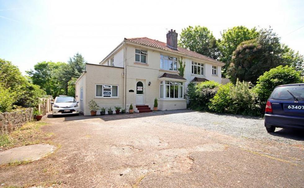 is a 1930s style semi detached house within walking distance of Sausmarez Park and primary school.