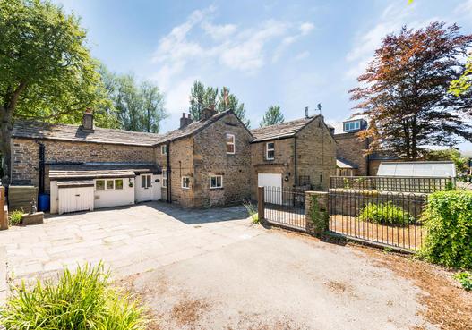Delightful family house of character and style Prospect House 18 Long Lane, Chapel-enle-Frith, High Peak SK23 0TF Freehold Scope for separate accommodation 4 or 5 bedrooms 3 bathrooms Dressing room 3