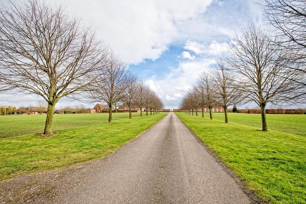 Location Clifton Park is accessed via exclusive gated entrance which provides access to a long sweeping driveway in turn leading to a small development.