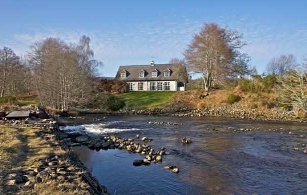 CRUIVES LODGE Cruives Lodge is located in a secluded and tranquil spot on the banks of the River Beauly.