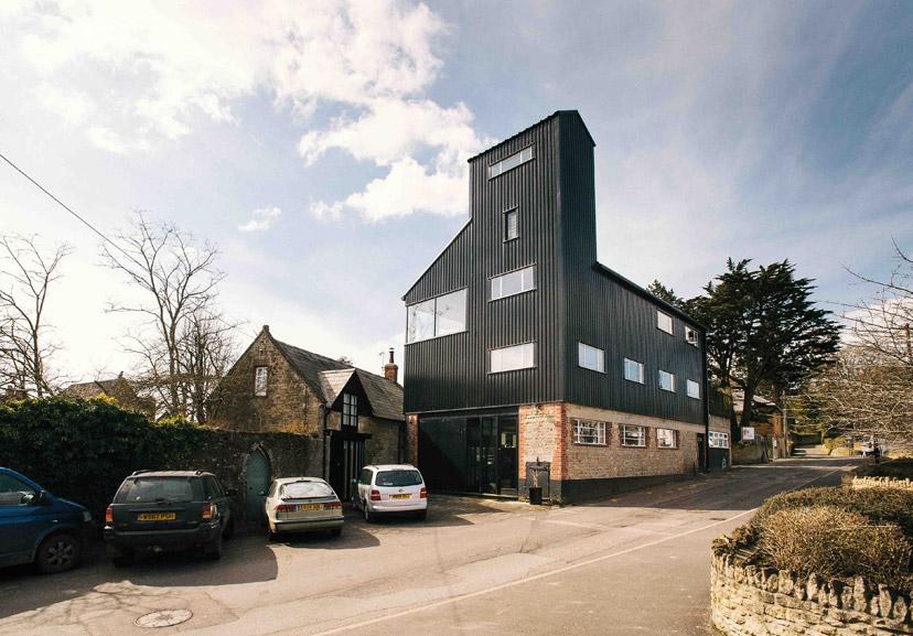 Bruton Somerset SOLD This remarkable apartment in the centre of the picturesque town of Bruton forms the upper part of a converted 1940s grain mill.