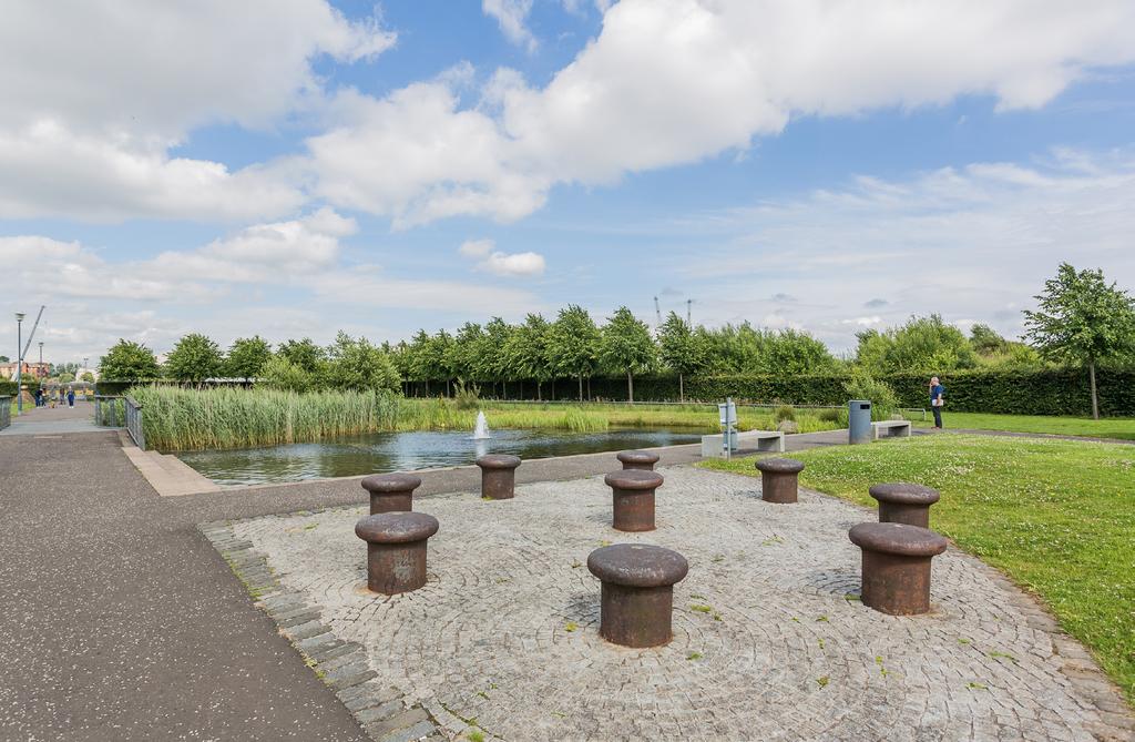 THE LOCATION RENFREW Virtually on the doorstep of Ferry Village, the magnificent Clyde View Park includes fountains, cycleways, play areas, artworks, and habitats designed to foster wildlife.