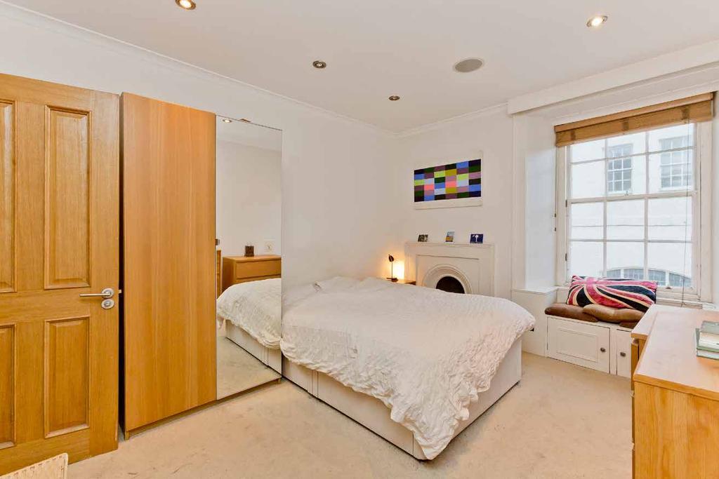 The flat is also located just minutes walk from the beautiful green space of Princes Street Gardens, and less than a mile from Waverley train station.