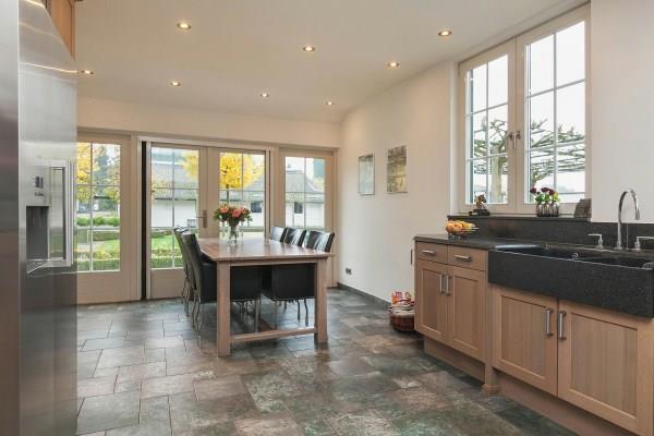 The kitchen was modernized around ten years ago and furnished with a luxurious kitchen in country style, which is equipped with a granite worktop, a