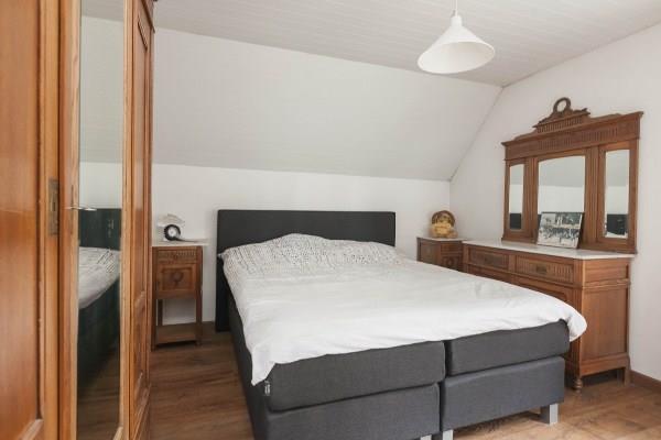 Bedroom I and II are both spacious and feature a wooden floor, stucco walls and a wooden ceiling.