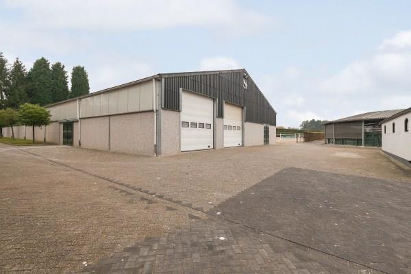 Equestrian accommodation: Riding hall with in-house apartment and storage/machinery parking: The detached riding hall has an indoor arena, a large storage area, toilet room, two