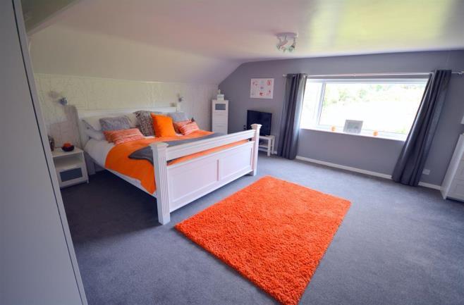 ample space for a king sized bed as well as further pieces of bedroom furniture.