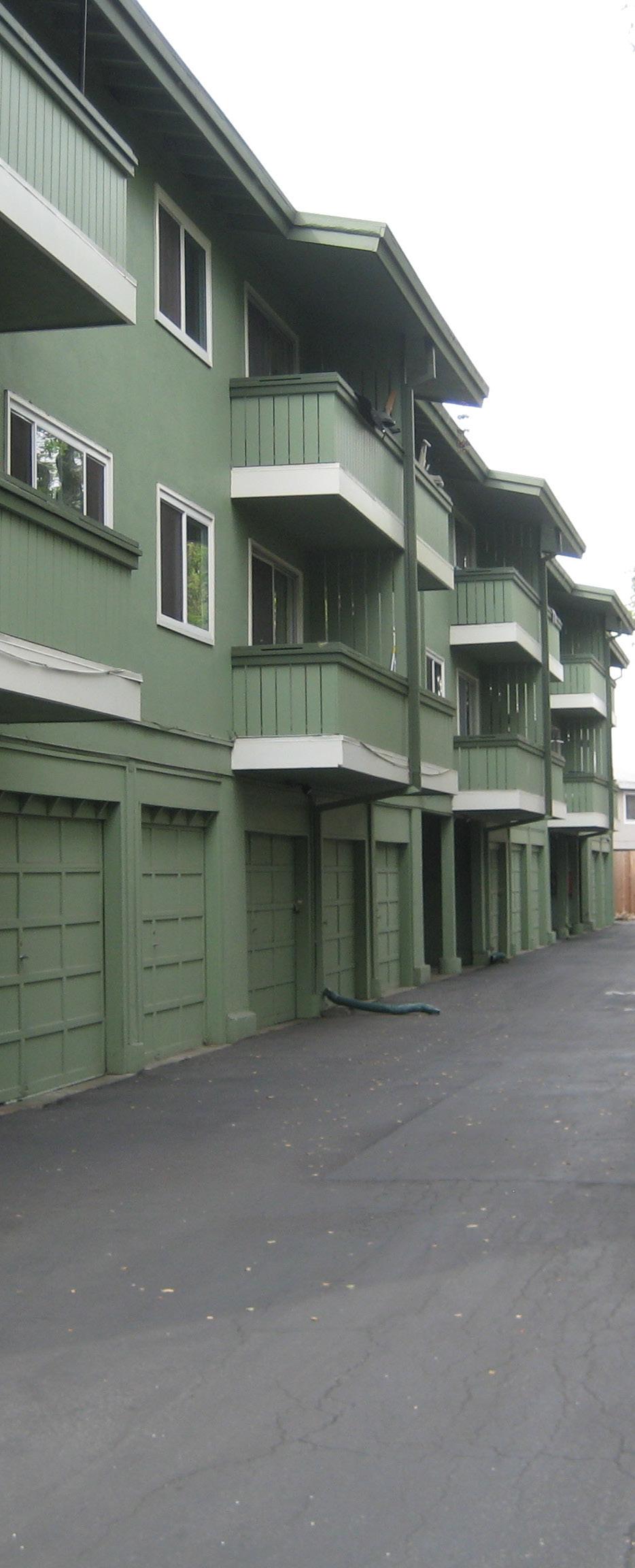 PROPERTY SECTION DESCRIPTION Property Highlights LOCATION: 1491 Hess Road, 441 & 403 Poplar Avenue Redwood City, CA 94061 > Rare 85-Unit Apartment Asset in the Heart of Redwood City > Private, Gated