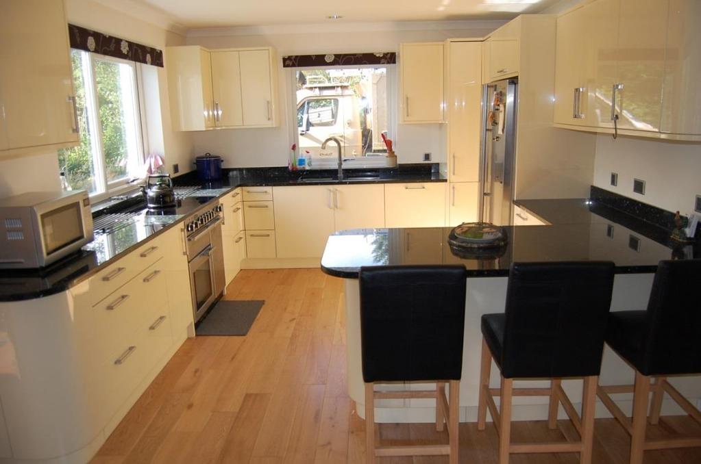 through to the kitchen/family room which can be accessed via glazed double doors. KITCHEN / FAMILY ROOM Approx. 8.21mx3.