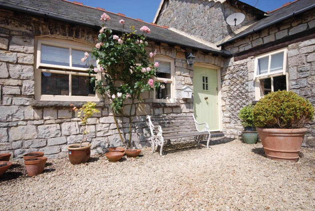 THE COURT, GWERN Y GAER ISAF, PETERSTON-SUPER-ELY A CHARACTER BARN CONVERSION IN THE RURAL VALE YET CLOSE TO PETERSTON & CARDIFF Cardiff City Centre 7.6 miles Cowbridge 7.2 miles M4 (J34) 3.