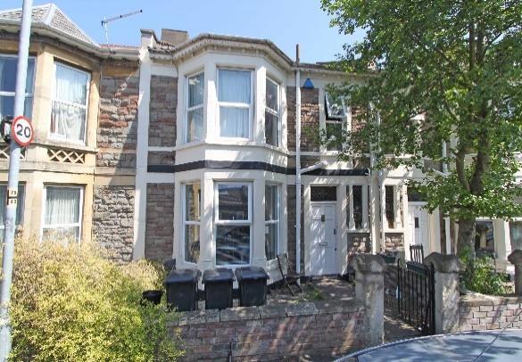 popular residential location in Clevedon. The flat benefits from its own private entrance, a parking space, an area of front garden and the use of delightful communal gardens to the rear.