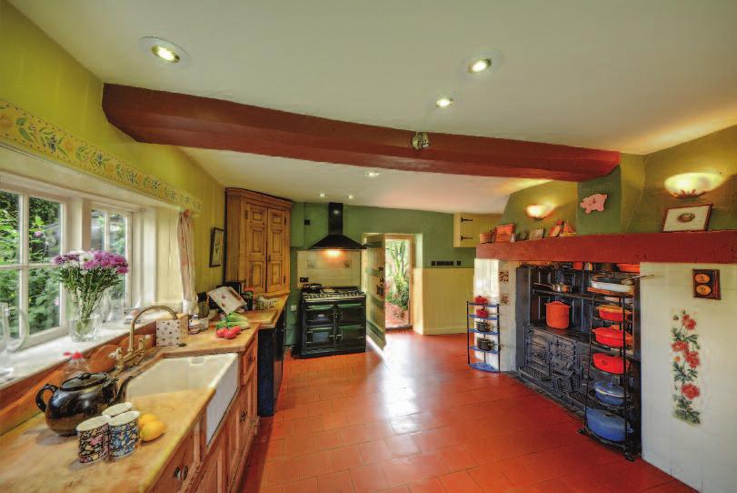 Nash Court Farm Nash, Ash, Canterbury, Kent CT3 2JY Canterbury 11 miles, Sandwich 5 miles An attractive 16th Century Grade II Listed farmhouse with period features, set in 19 acres with woodland