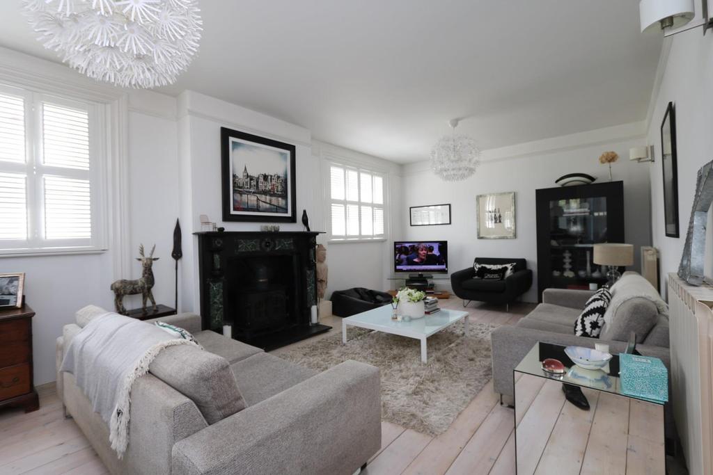 A striking detached Victorian Villa offering 5 well proportioned bedrooms all of which have en suite facilities and a spacious kitchen/breakfast room at the rear of the property in addition to a