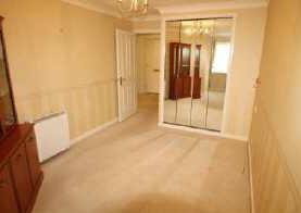 This LOVELY GROUND FLOOR EX-SHOWROOM ONE BEDROOM APARTMENT is decorated to a high standard and provides comfortable spacious